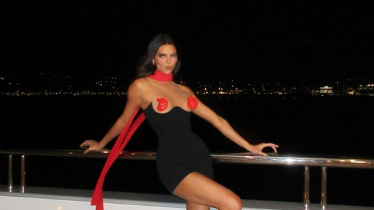 Kendall Jenner impressiona web com vestido com ilusão de óptica