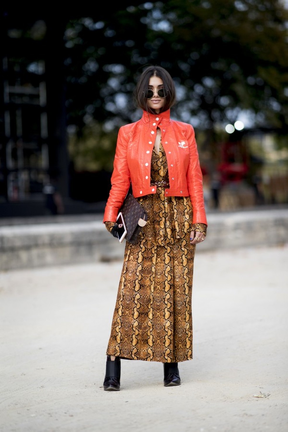 Living Coral: looks direto do street style com a cor de 2019 (Foto: Imaxtree) — Foto: Glamour