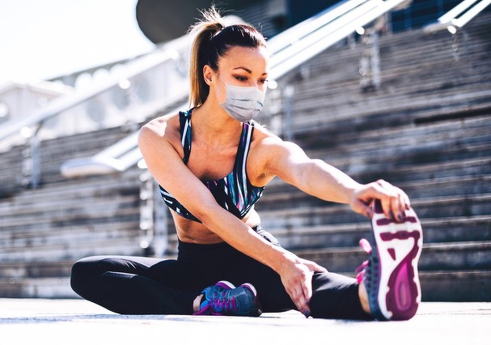 Atletas estão adaptando suas rotinas de treinos em casa (Foto: Getty Images) — Foto: Glamour