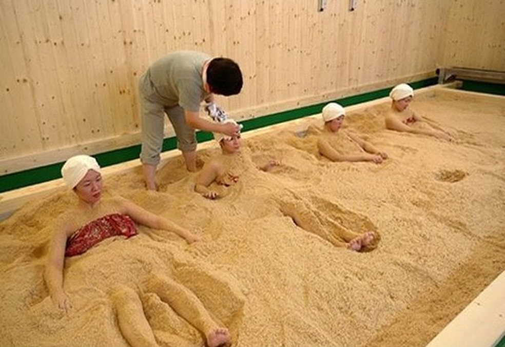Banho de serragem é a alternativa para quem está cansada dos banhos de lama ou chocolate (Foto: Divulgação) — Foto: Glamour