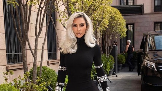 Kim Kardashian surge com novo corte de cabelo na Semana de Moda de Milão; relembre os looks icônicos da empresária 