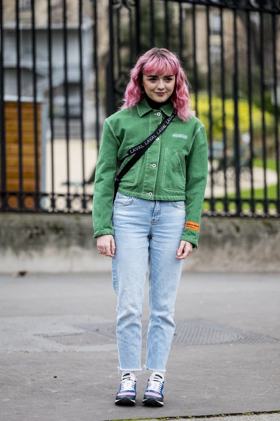 Maisie Williams prova que a jaqueta jeans verde bandeira será sua próxima aquisição! (Foto: Imaxtree) — Foto: Glamour