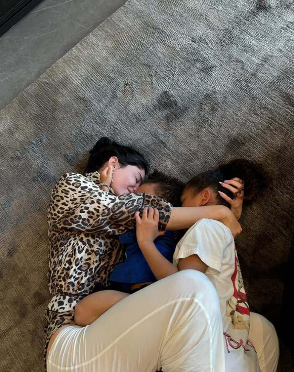 Kylie Jenner mostra momento de carinho com os filhos, Stormi e Aire — Foto: Reprodução/Instagram