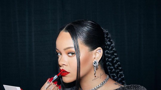 Todos os detalhes por trás da maquiagem usada por Rihanna no Super Bowl
