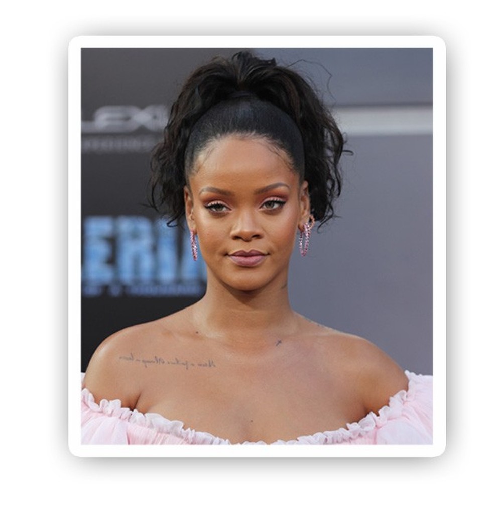 Rihanna sempre ilumina as maçãs do rosto (Foto: Getty Images) — Foto: Glamour