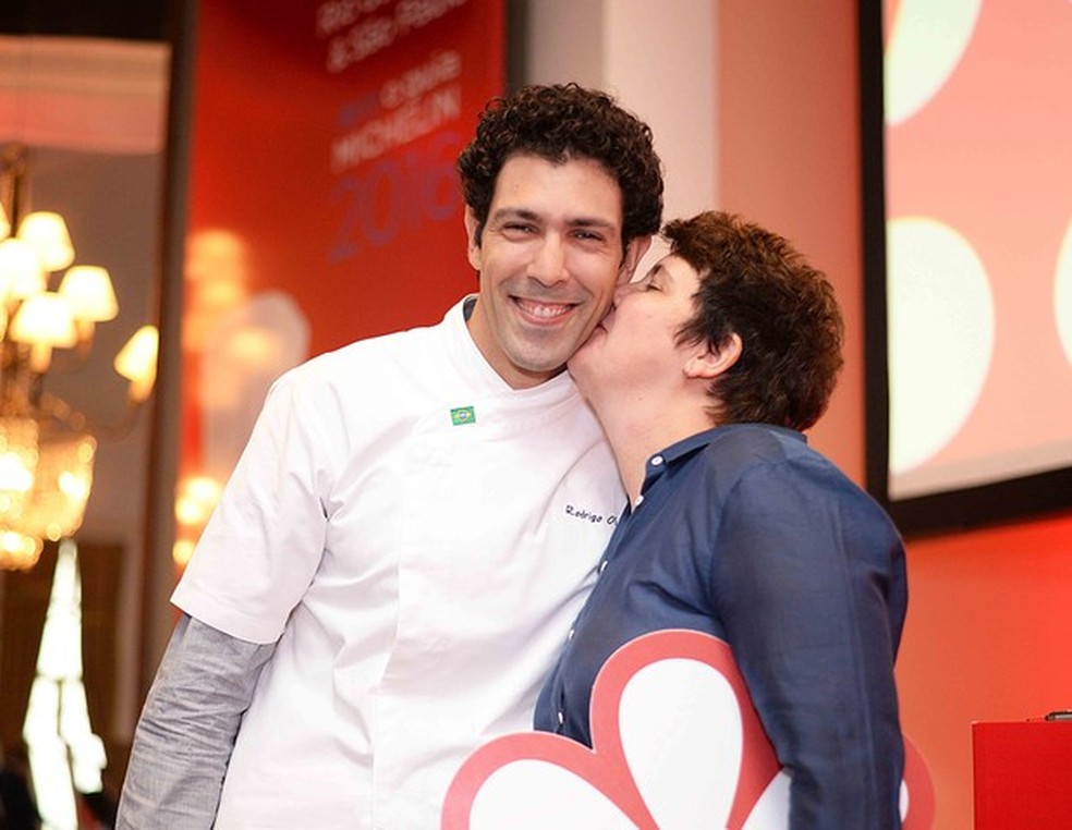 O chef-guapo Rodrigo Oliveira ganhou 1 estrela pelo Esquina Mocotó +  beijo da chef Roberta Sudbrack, eleita a melhor do Brasil (Foto: Ari Kaye/Divulgação) — Foto: Glamour