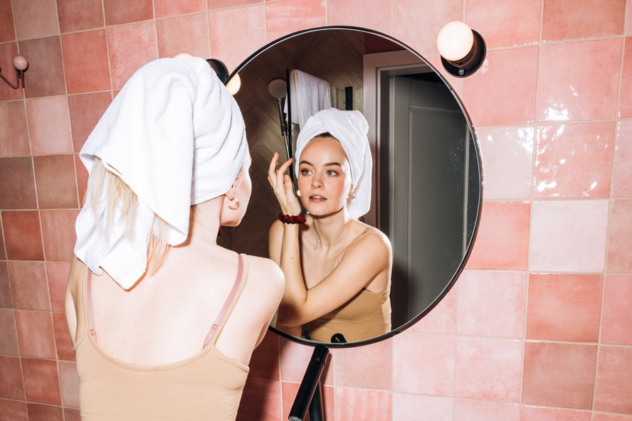 O que são cosméticos comedogênicos? Dermatologista esclarece