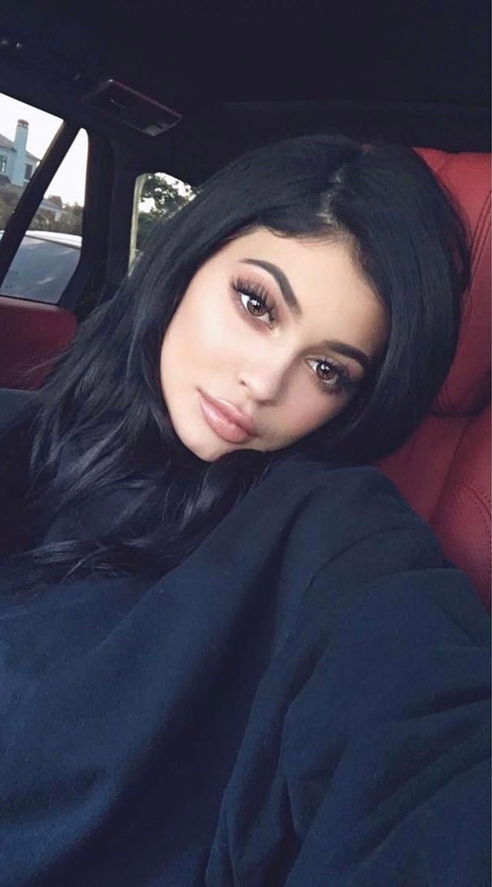 Kylie Jenner mostra coleção de bolsas deluxe (Foto: Reprodução Snapchat) — Foto: Glamour