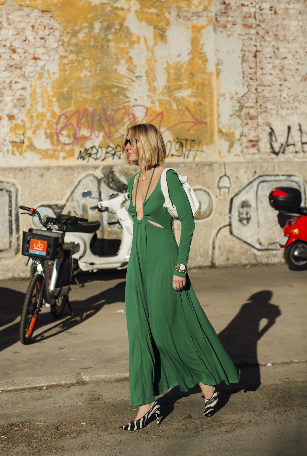 Investir em uma peça única também garante um resultado incrível - e este vestido verde está aqui para provar isso — Foto: IMAXTree