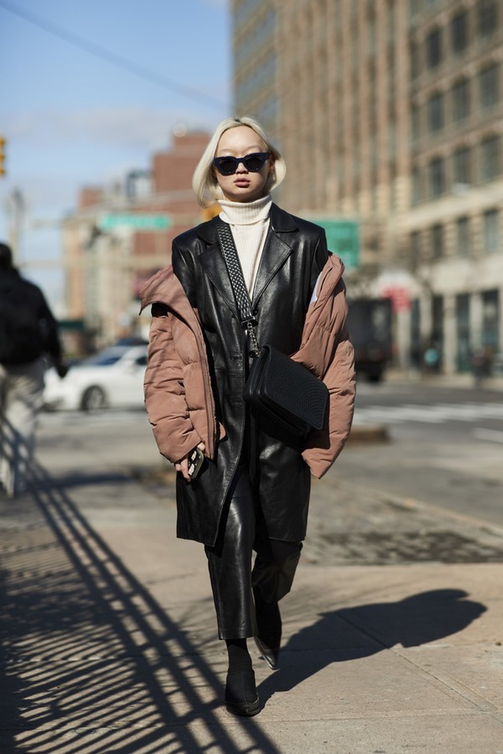O look de couro poderia ser completamente formal, mas ganhou pegada descontraída com o doudoune (Foto: IMAXTREE ) — Foto: Glamour
