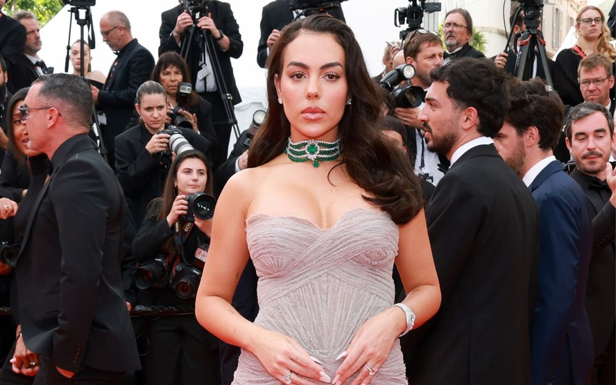 georgina-rodr-guez-chama-a-aten-o-com-colar-de-esmeraldas-no-tapete