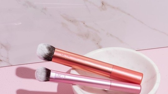 Como limpar pincéis de maquiagem da maneira certa e evitar o acúmulo de fungos