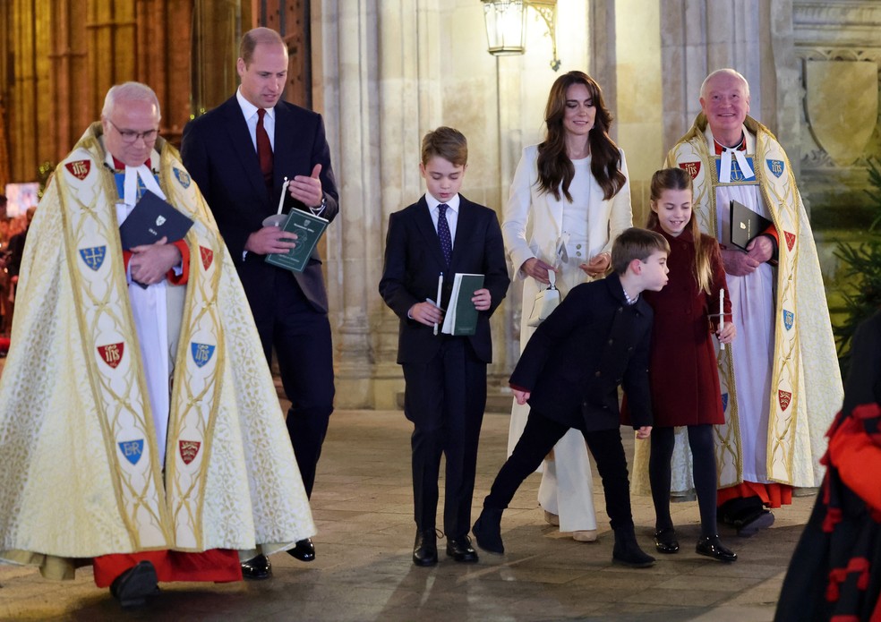 Príncipe Louis rouba a cena ao apagar  a vela da irmã Charlotte no concerto de canções de natal de Kate — Foto: Getty Images