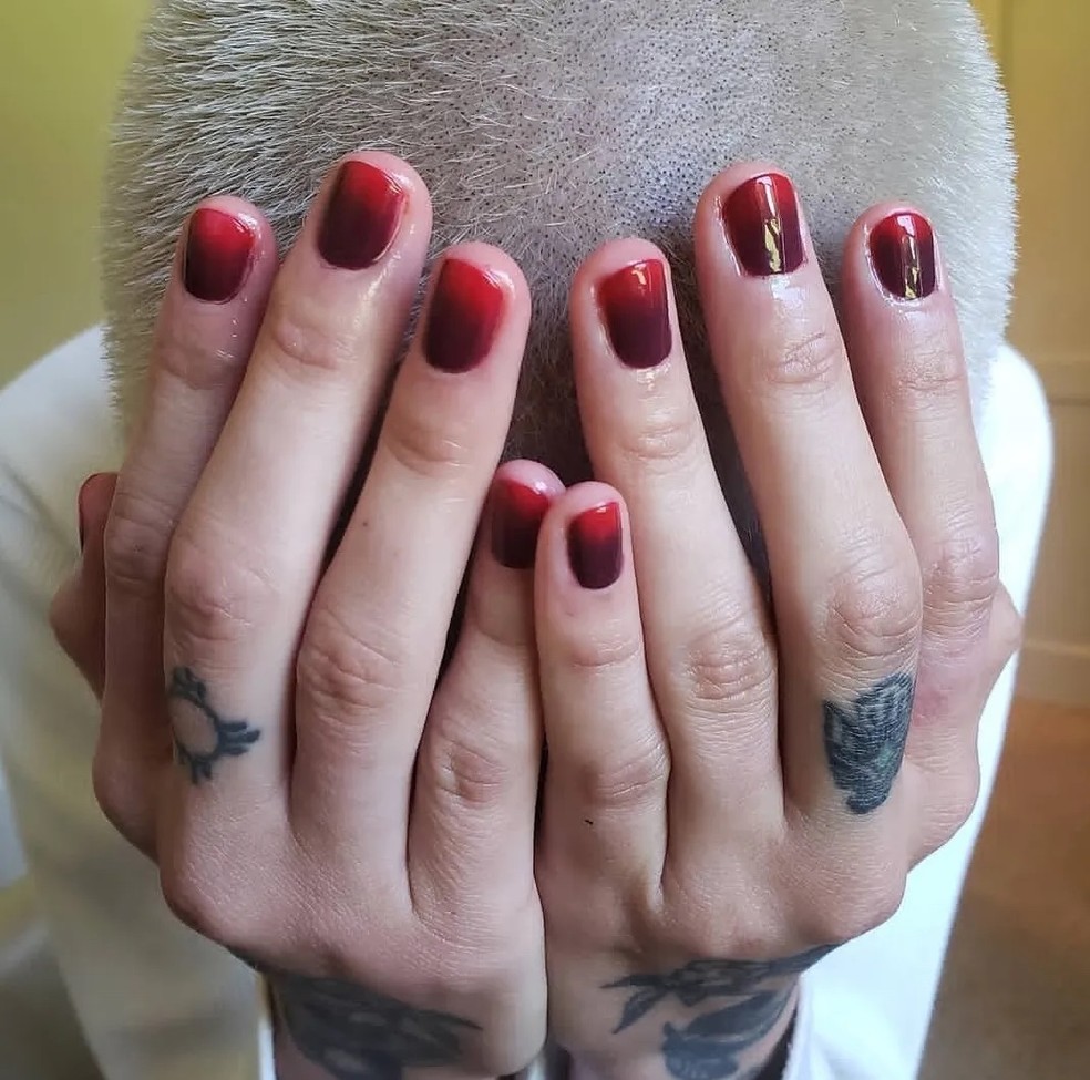 Unhas dark cherry continuam em alta em 2025 — Foto: Reprodução/Instagram