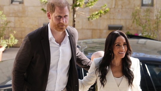 Príncipe Harry e Meghan Markle desembarcam na Jordânia para visita surpresa