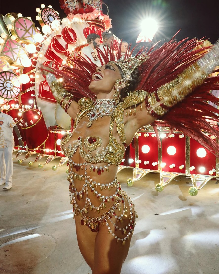 Juliana Paes, rainha de bateria da Viradouro, campeã do Carnaval 2026 no Rio de Janeiro