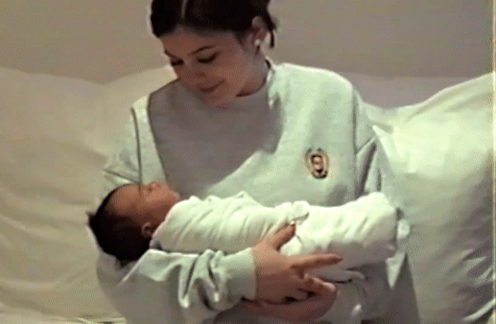Chicago West no colo da titia Kylie Jenner (Foto: Instagram/Reprodução) — Foto: Glamour