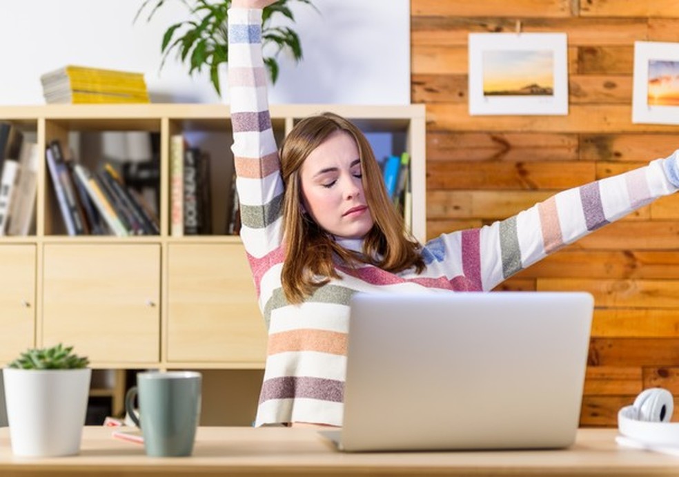 5 Alongamentos de ombro para fazer em dias de home office (Foto: Getty Images) — Foto: Glamour
