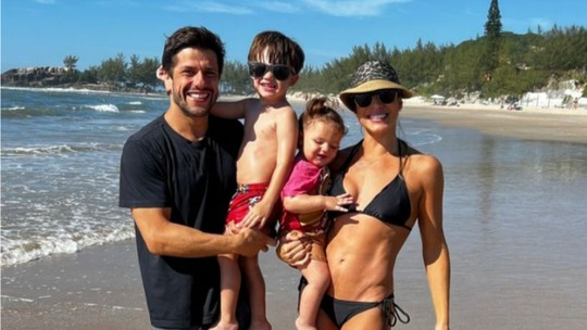 Bia Feres curte dia de sol na praia com marido e filhos