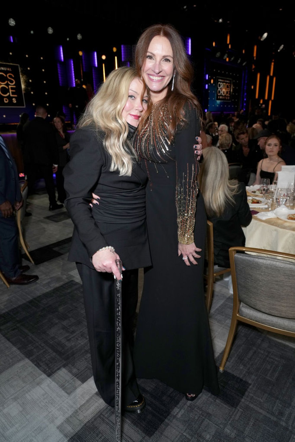 Christina Applegate prestigia noite de premiação e posa com Julia Roberts