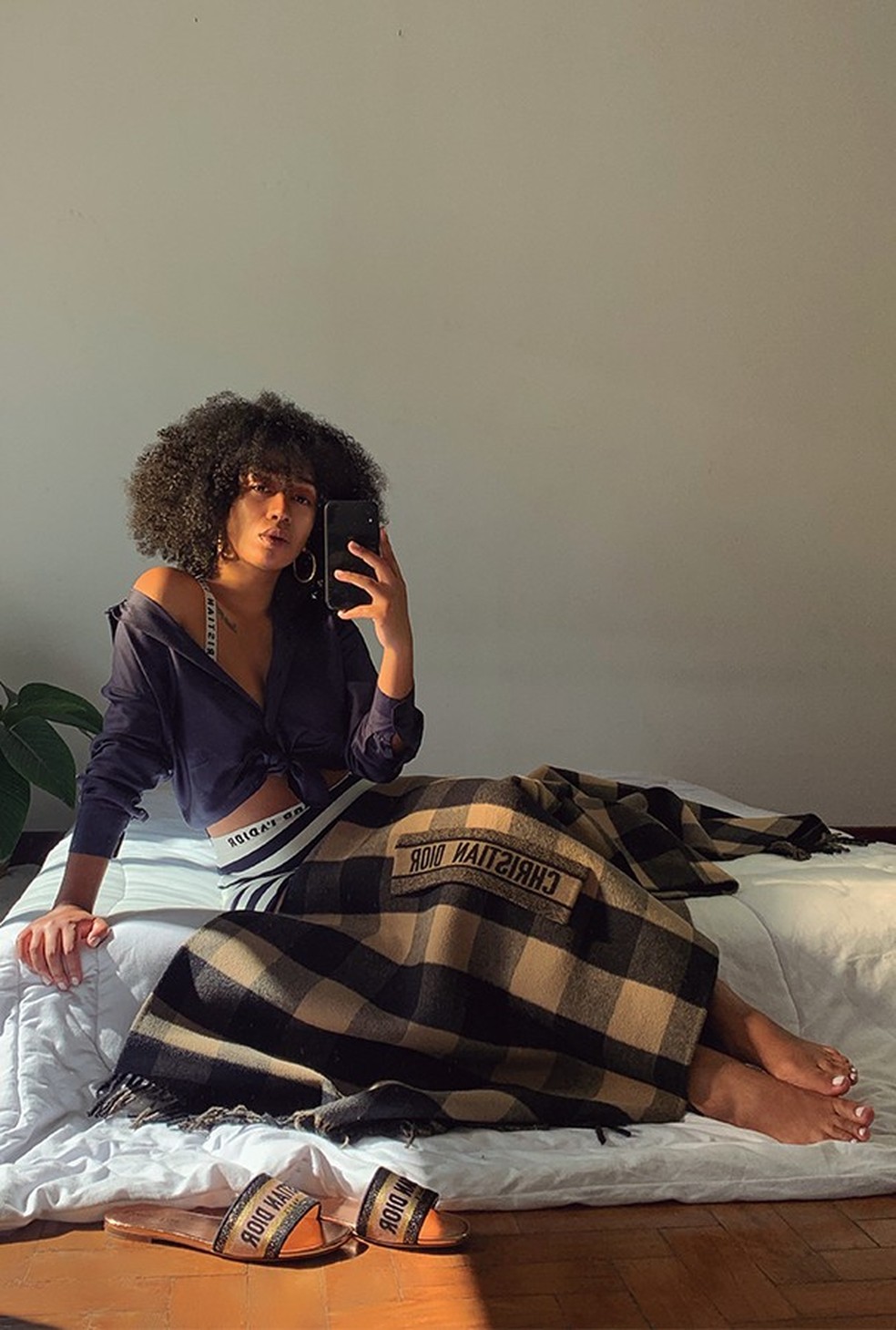 Camisa, top, R$ 6.300, hot pants, R$ 5.700, poncho, e tamancos, R$ 3.700, tudo Dior. Brincos, R$ 500, Ju Gastin (Foto: Caroline Costa) — Foto: Glamour