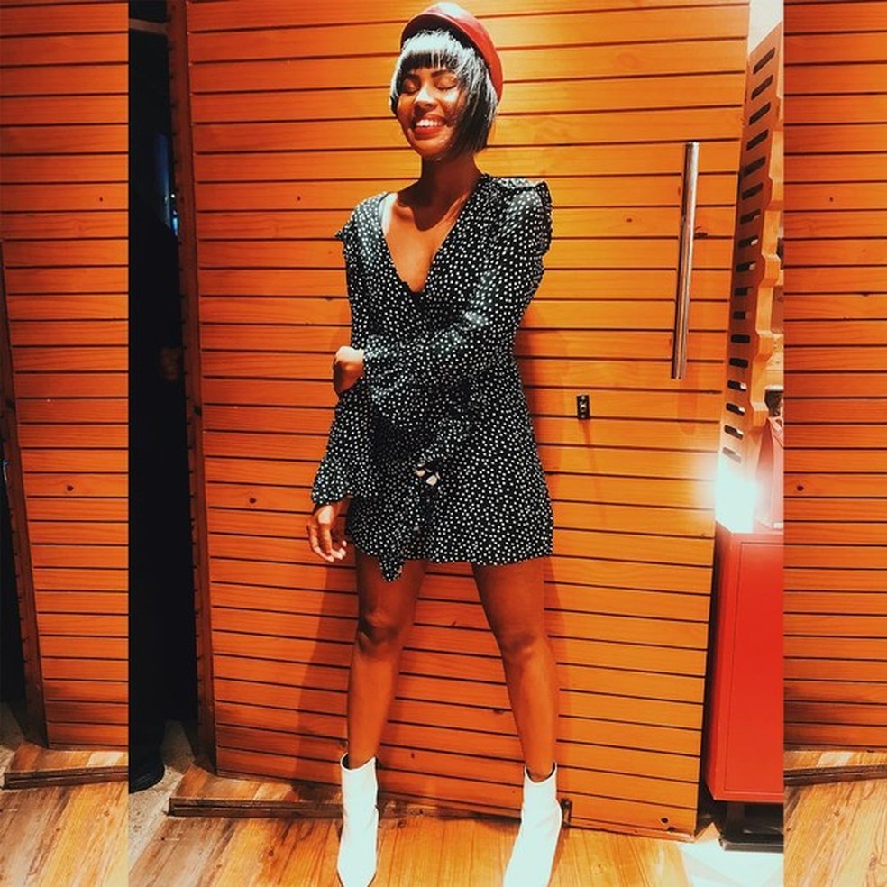 A influencer Larissa Cunegundes escolheu a estampa com fundo preto para combinar com bota branca. Amamos! (Foto: Reprodução Instagram) — Foto: Glamour