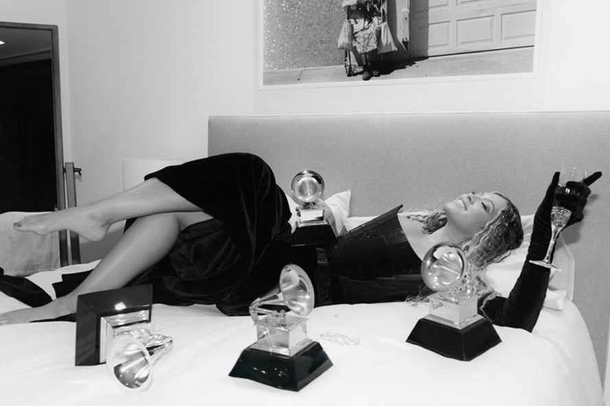 Beyoncé posa com troféus e dança com Jay-Z nos bastidores do Grammy ...