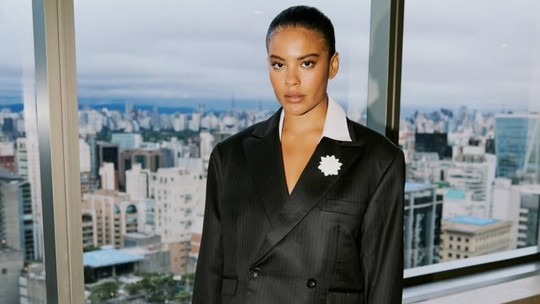 Bella Campos arrasa de terno oversized em premiação em que concorre a "Atriz do Ano"
