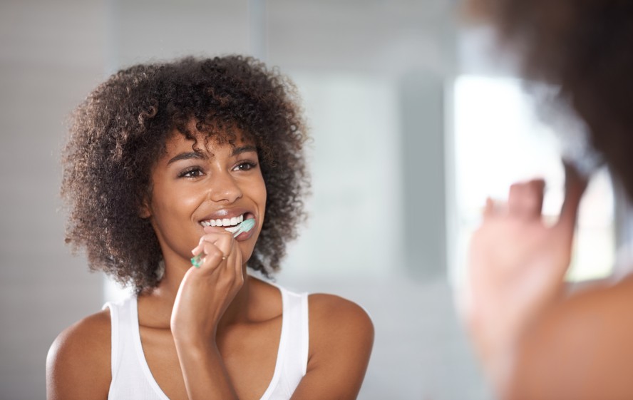 Sensodyne Clinical White é o creme dental ideal para quem quer clarear os dentes sem se preocupar com a sensibilidade