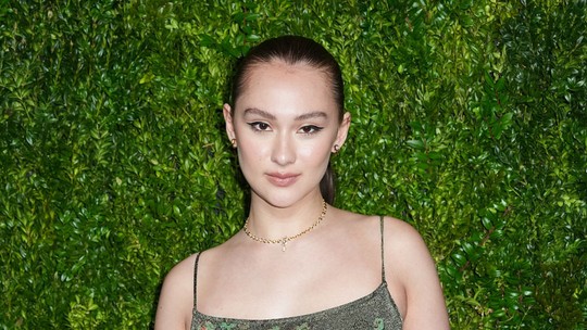 Lola Tung: um raio-x nos looks de beleza da atriz