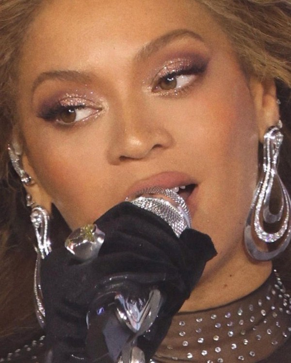 Este é o spray fixador que deixou a maquiagem de Beyoncé intacta mesmo ...