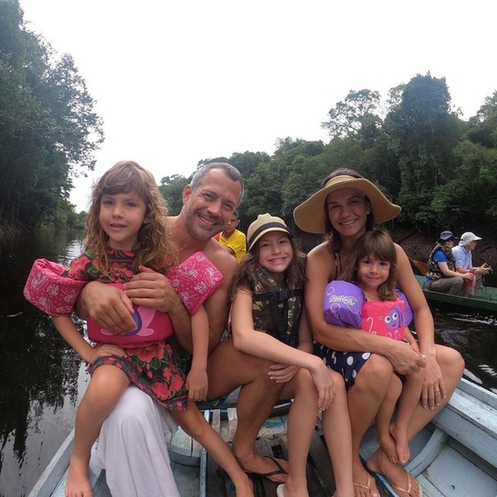 Foto compartilhada por Malvino Salvador ao lado da esposa, Kyra Grace, e filhas (Foto: Reprodução / Instagram) — Foto: Glamour