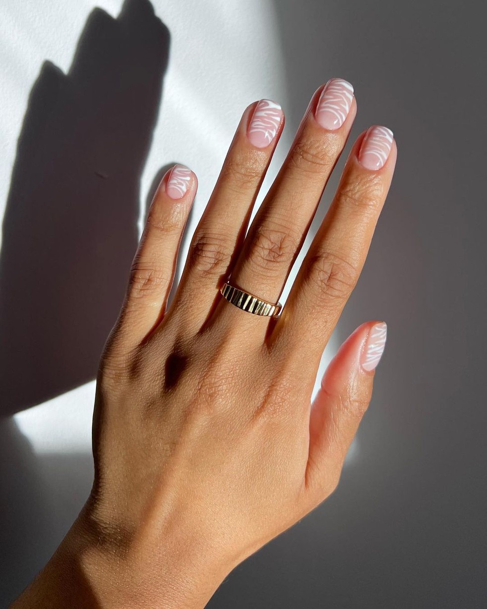 Unhas brancas com estampa de zebra — Foto: Reprodução/Instagram