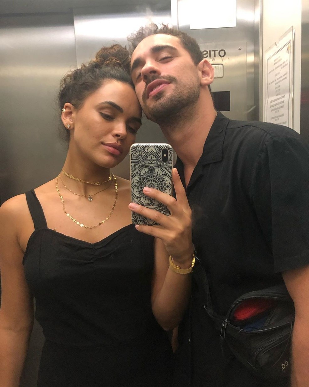 Giovana Cordeiro posa com o namorado, o ator Giuliano Laffayette
