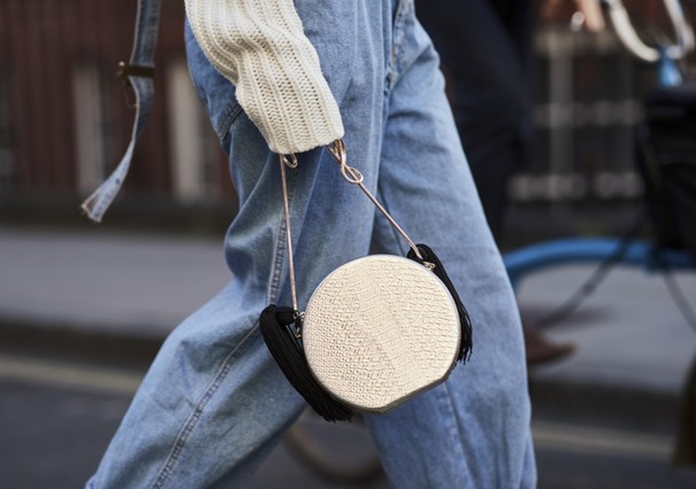 Segurar a alça da bolsa pelas mãos é hit (Foto: Imaxtree) — Foto: Glamour