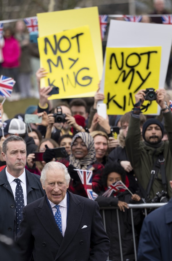 Coroação do rei Charles III tem multidão nas ruas e protestos