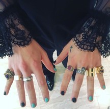 No MET Gala, ele apostou na manicure bicolor preta e azul