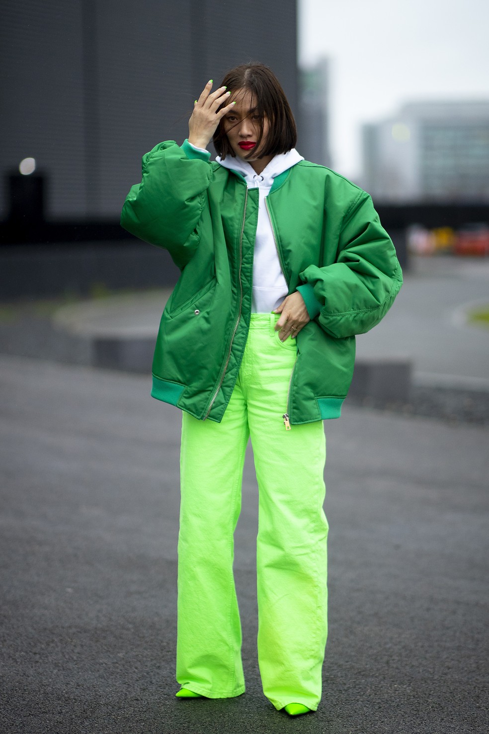 Calça verde limão + jaqueta verde bandeira: a combinação funciona e fica supercool — Foto: IMAXTree