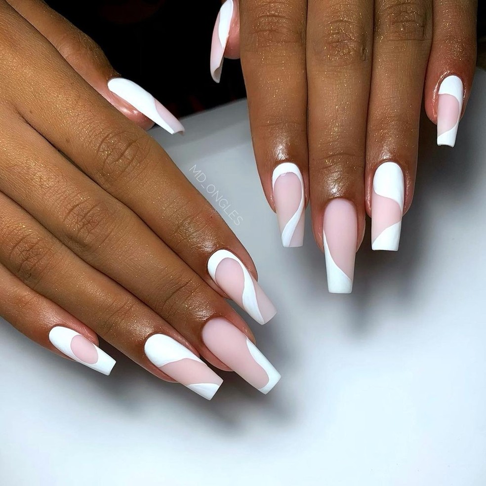 Unhas brancas com redemoinho — Foto: Reprodução/Instagram