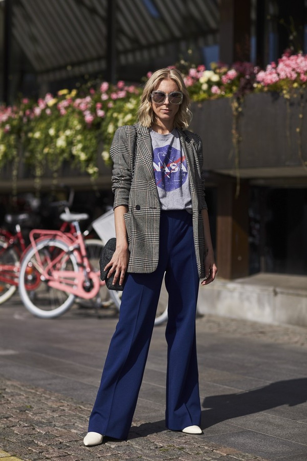 Blazer do papai + T-shirt + jeans + botas branca = look vencedor (Foto: ImaxTree) — Foto: Glamour