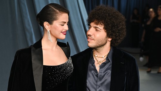 Selena e Benny Blanco fazem primeira aparição pública após casamento em evento em Los Angeles