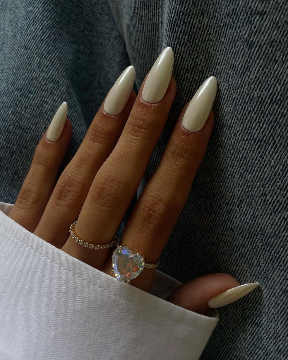 Unhas brancas cromadas — Foto: Reprodução/Instagram