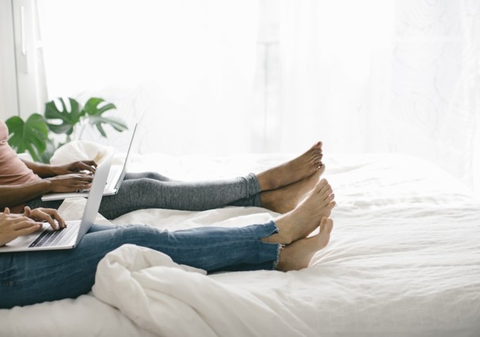 Home office com o crush pode ser um desafio, mas nós temos a chave do sucesso (Foto: Getty Images ) — Foto: Glamour
