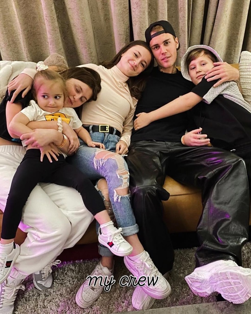 Justin Bieber surge em clique raro com os irmãos e encanta fãs