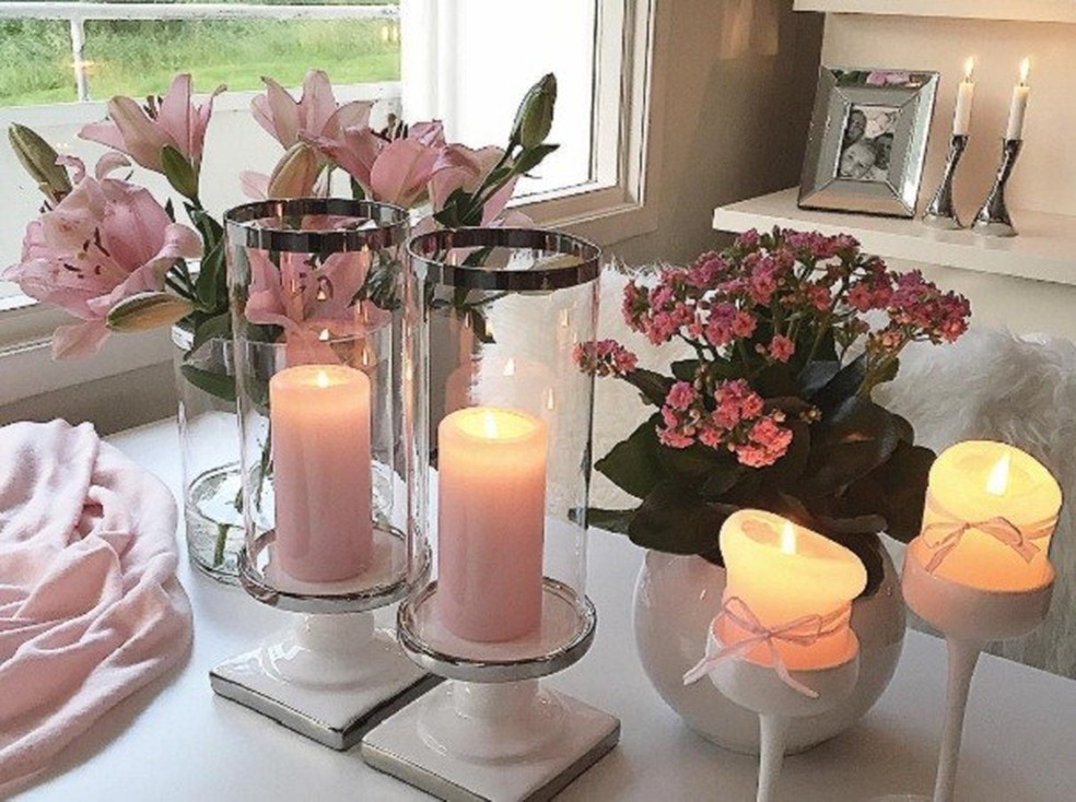 Além de aquecerem o ambiente, as velas deixam um romantismo no ar... (Foto: @katrinelunde83) — Foto: Glamour
