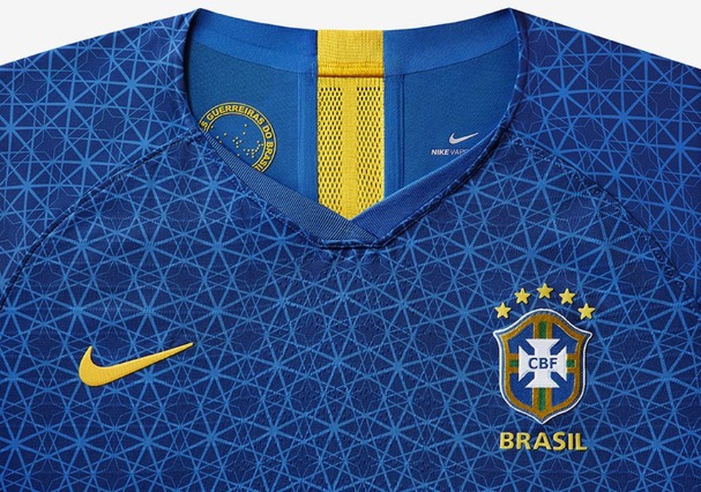Detalhe da camiseta que integra a nova linha de uniformes da Seleção Brasileira de Futebol Feminino (Foto: Divulgação/Nike) — Foto: Glamour
