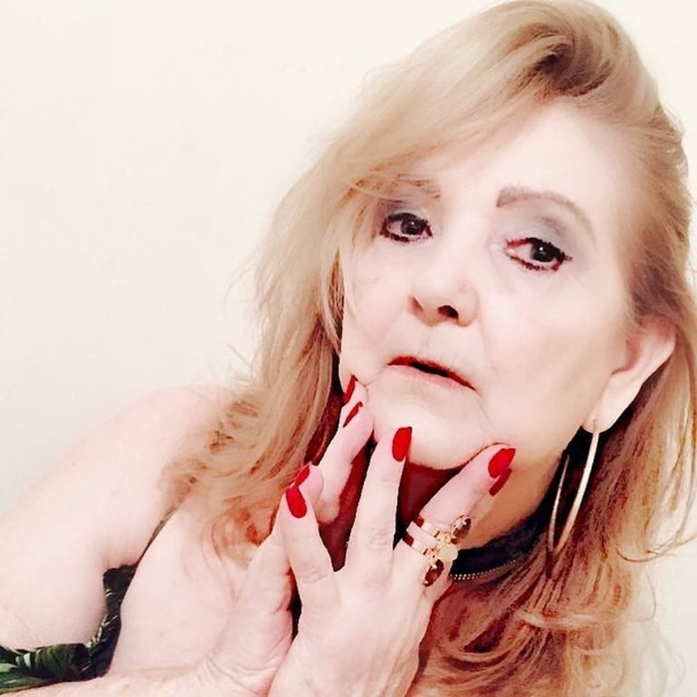 Julia Lucco investe em vestido decotado e ganha elogios