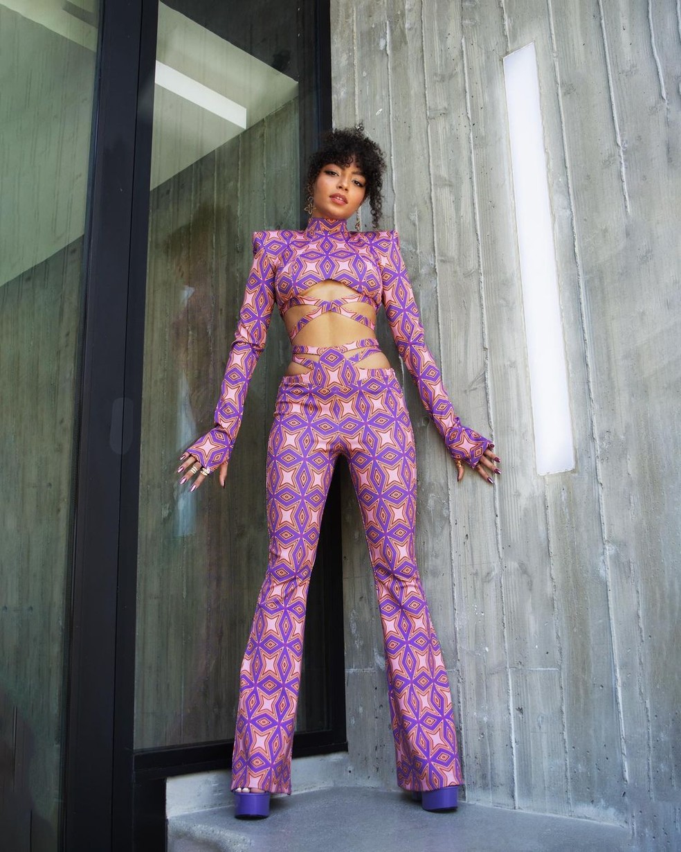 Any Gabrielly ousa com look revelador em premiação em Los Angeles