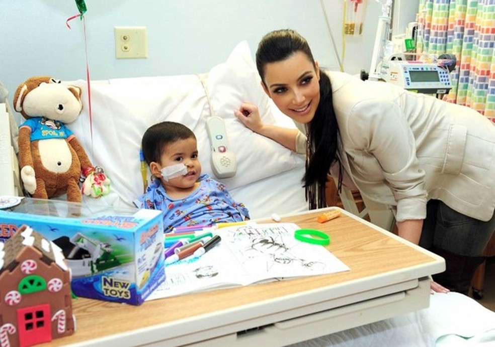 Kim Kardashian ajuda o hospital infantil de Los Angeles desde o começo dos anos 2000 (Foto: Reprodução) — Foto: Glamour