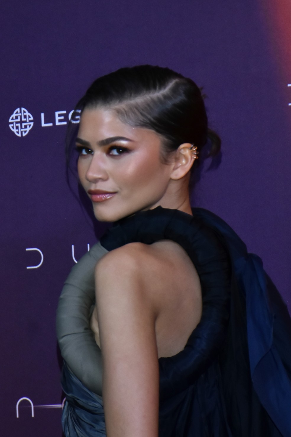 Aqui estão todos os looks de beleza de Zendaya na turnê de lançamento ...